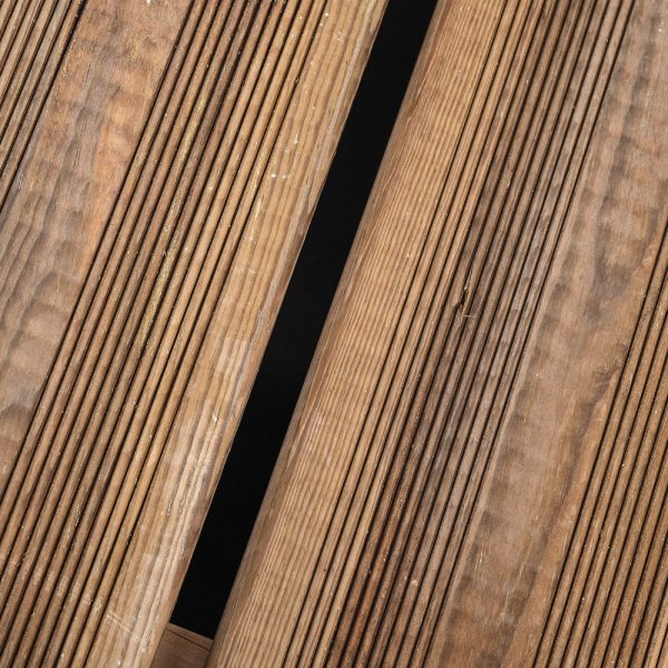 Lames de terrasse</br>Pin striées</br>Classe 4 marron